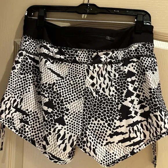 Lucy shorts with lining - Picture 2 of 3